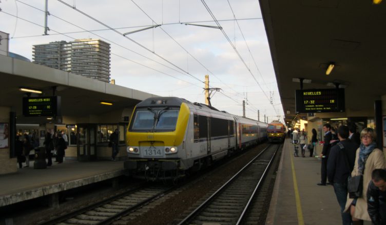 Trein Charleroi-Antwerpen in Brussel-Noord