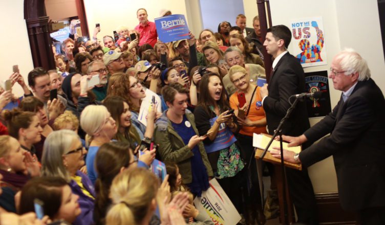 Bernie Sanders tijdens een persconferentie in Frankfort, Kentucky