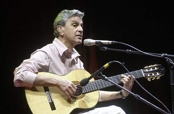Caetano Veloso tijdens een concert in Italië in 2006