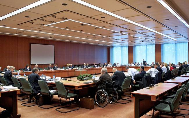 De Eurogroep tijdens een van haar vele vergaderingen, vooraan in de rolstoel Wolfgang Schäble, Duits minister van financiën