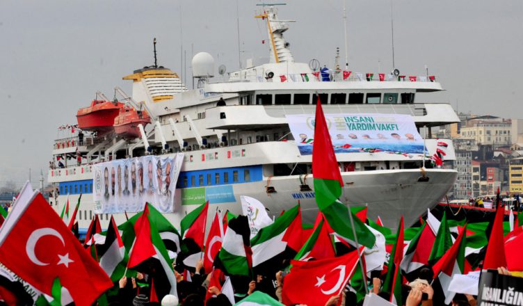 De Mavi Marmara bij zijn terugkeer uit Gaza op 7 augustus 2010. Op 31 mei 2010 werden aan boord negen Turkse deelnemers geëxecuteerd door het Israëlisch leger