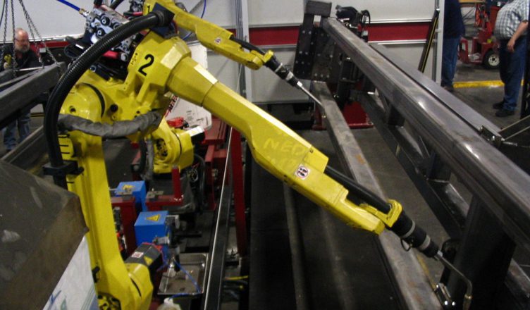 Deze robot last onderdelen aan elkaar. Hij ziet er niet uit als een mens, maar vervangt hem wel