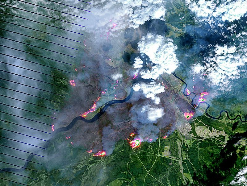 Satellietbeeld van de wolkenformatie boven Fort McMurray op 4 mei