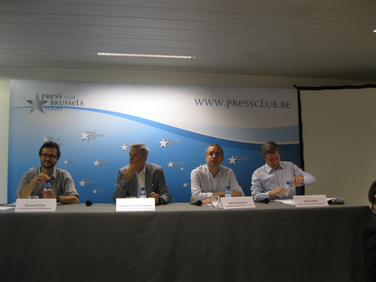Renaud Vivien (links) (CADTM), Bogdan Vanden Berghe (11.11.11), Arnaud Zacharie (CNCD-11.11.11) en Olivier Stein