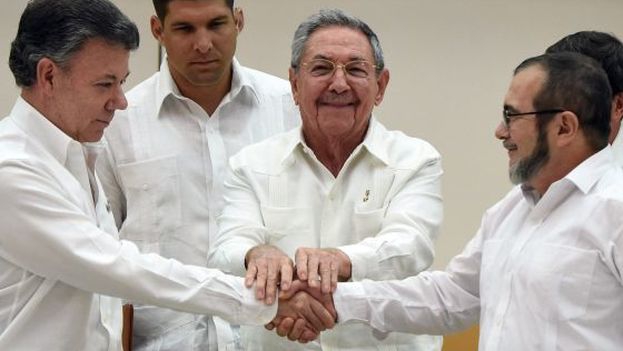 Colombiaans president Juan Manual Santos (links), Cubaans president Raúl Castro en Rodrigo Londoño Echeverri, leider van de FARC, sluiten de vredesonderhandelingen af in Havana