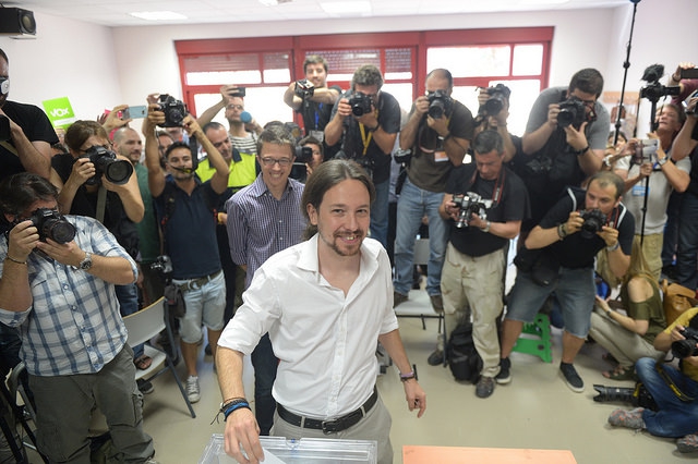 Pablo Iglesias in stemlokaal