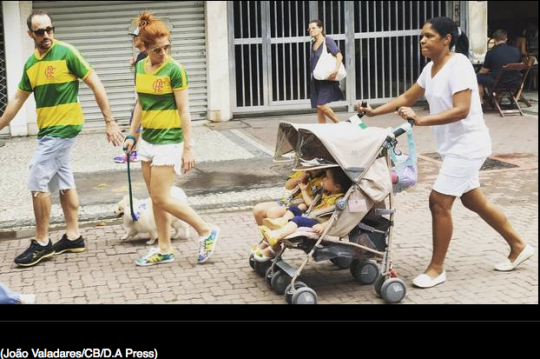 Een echtpaar in de Braziliaanse kleuren neemt met hond, kindjes en nanny deel aan de 'anti-corruptieprotesten' tegen president Dilma Rousseff