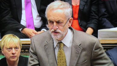 Jeremy Corbyn ondervraagt eerste minister David Cameron tijdens het wekelijkse parlementaire vragenuur