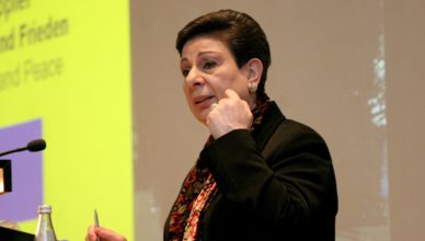 Hanan Ashrawi, lid van het bestuur van de PLO, hier tijdens een lezing in Duitsland in 2007, telg van een christelijke familie in Nabloes, is al tientallen jaren een van de sterkste stemmen voor de Palestijnse zaak