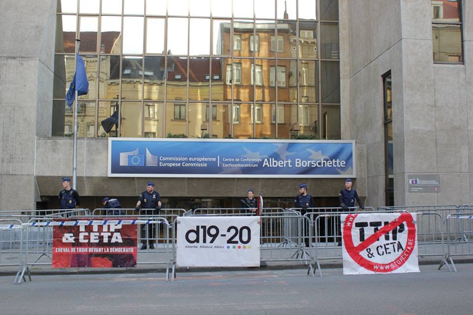 Onderhandelaars TTIP sluipen weg van burgerprotest