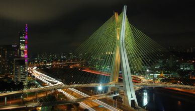 De Octavio Frias de Oliveira Brug in São Paulo is een van de mooiste bruggen ter wereld. Ze werd veel te duur betaald door de overheid en genoemd naar de machtigste mediatycoon van Brazilië, eigenaar van de Folha São Paulo