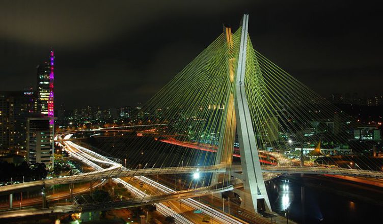 De Octavio Frias de Oliveira Brug in São Paulo is een van de mooiste bruggen ter wereld. Ze werd veel te duur betaald door de overheid en genoemd naar de machtigste mediatycoon van Brazilië, eigenaar van de Folha São Paulo