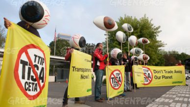 Met grote oogballen eist Greenpeace volledige transparantie van de TISA-onderhandelingen in Genève