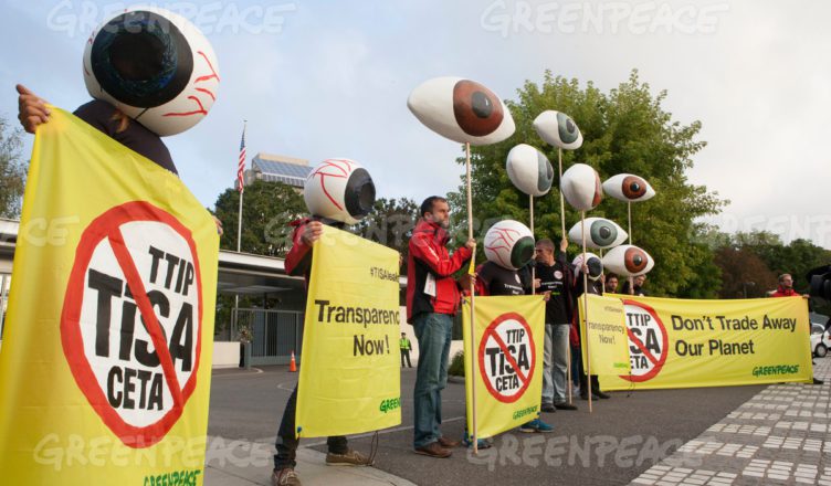 Met grote oogballen eist Greenpeace volledige transparantie van de TISA-onderhandelingen in Genève