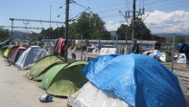 Slapen naast het treinstation van Idomeni aan de grens met Macedonië, wachtend op een trein naar het noorden