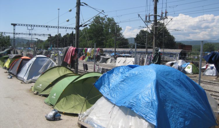 Slapen naast het treinstation van Idomeni aan de grens met Macedonië, wachtend op een trein naar het noorden