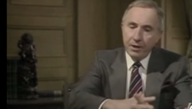 Kabinetschef Sir Humphrey Appleby (acteur Nigel Hawthorne) legt uit hoe je een opiniepeiling organiseert die een vorige volledig tegenspreekt