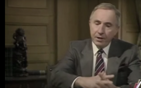 Kabinetschef Sir Humphrey Appleby (acteur Nigel Hawthorne) legt uit hoe je een opiniepeiling organiseert die een vorige volledig tegenspreekt