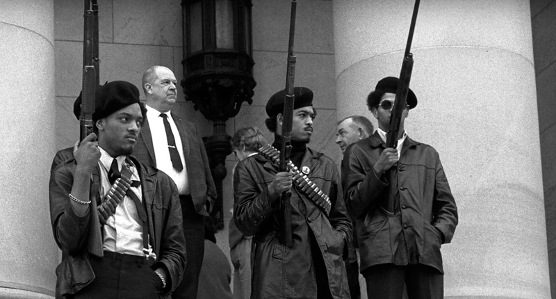 Black Panthers voor een gerechtsgebouw in San Francisco in 1966, met hun wapen in de wettelijk verplichte houding