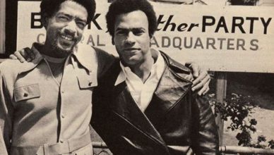 Bobby Seale (links) en Huey P. Newton in 1966 voor hun hoofdkwartier in Oakland