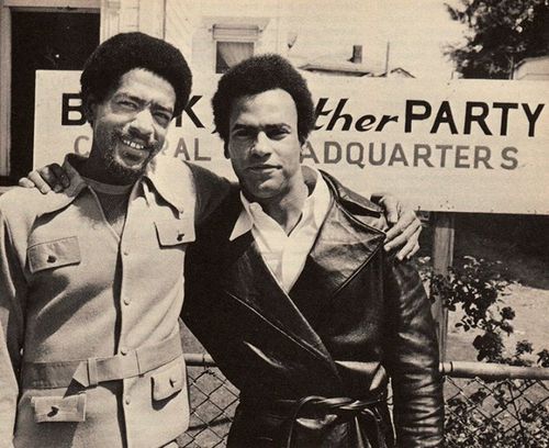 Bobby Seale (links) en Huey P. Newton in 1966 voor hun hoofdkwartier in Oakland