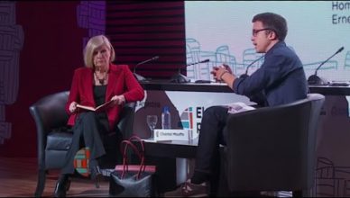 Chantal Mouffe en Íñigo Errejón tijdens een debat op 7 oktober 2015