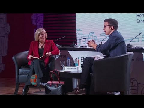 Chantal Mouffe en Íñigo Errejón tijdens een debat op 7 oktober 2015