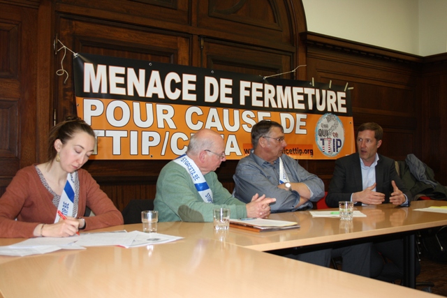 Pierre Magnette (rechts), minister-president van de Waalse gewestregering tijdens een debat over TTIP en CETA in Charleroi op 26 april 2016