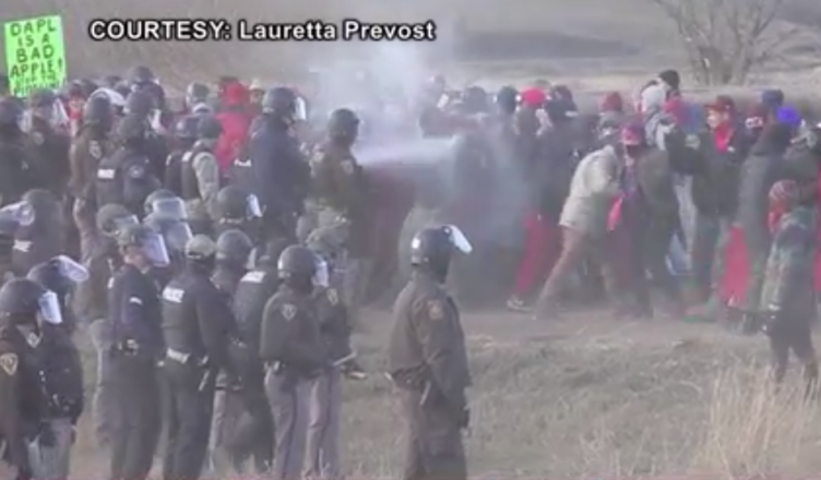 Agenten spuiten pepperspray op demonstranten