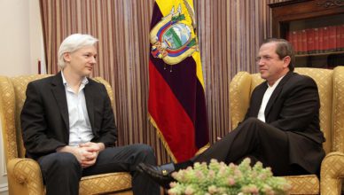 Julian Assange in gesprek met minister van buitenlandse zaken Ricardo Patiño in de ambassade van Ecuador in Londen op 16 juni 2013