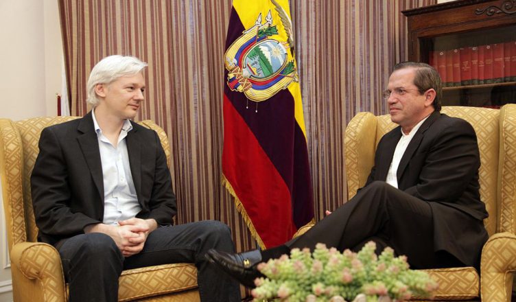 Julian Assange in gesprek met minister van buitenlandse zaken Ricardo Patiño in de ambassade van Ecuador in Londen op 16 juni 2013