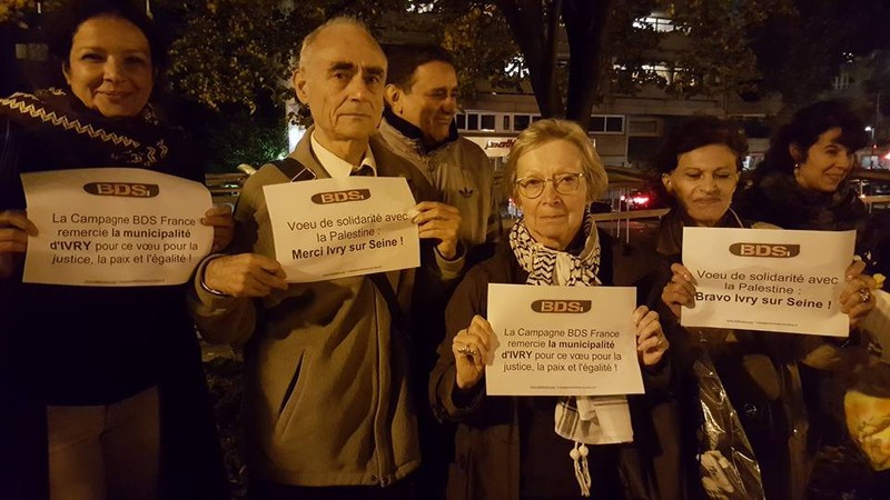 Activisten danken de stad Ivry-sur-Seine voor het goedkeuren van een resolutie tegen de bezetting
