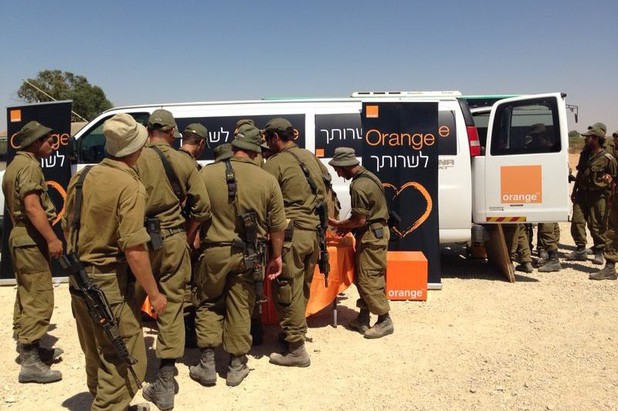 Orange leverde gratis internet aan de soldaten die in juli 2014 werden ingezet bij Operation Protective Edge tegen de bevolking van Gaza