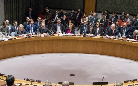 Samantha Power (midden) onthoudt zich bij de stemming over VN-Resolutie 233