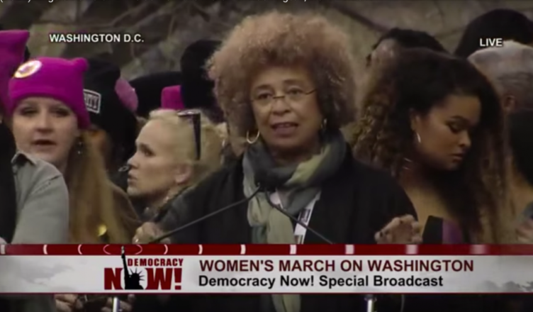 Angela Davis spreekt de Women's March toe in Washington DC