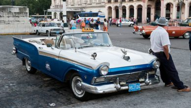 Een Ford Fariline van de jaren 1950 in de Cubaanse hoofdstad Havan