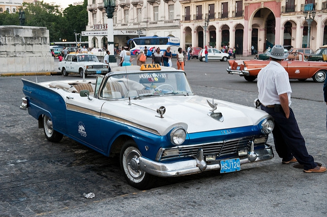 Een Ford Fariline van de jaren 1950 in de Cubaanse hoofdstad Havan