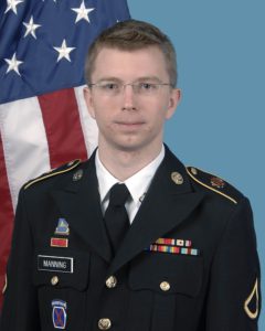 Officiële foto van Manning in militair uniform