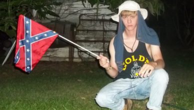 Een eigen foto van Dylann Roof op zijn website, kort voor hij zijn moordende aanslag pleegde, met een vlag van de Geconfedereerde Staten van Amerika