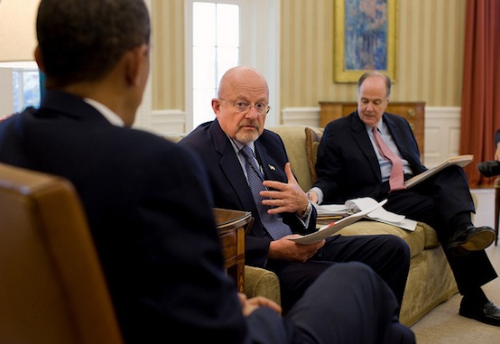 James Clapper, hoofd van de NSA, tijdens een briefing met president Obama