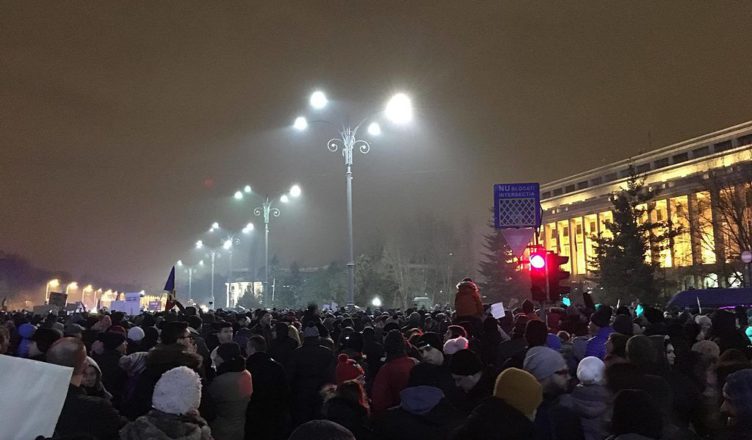 Protest tegenover het regeringsgebouw op de Platei Victoriei in Boekarest
