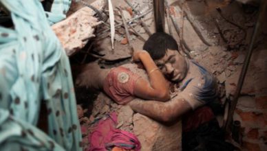 De ultieme foto die de criminele waanzin van het misdadige drama van Rana Plaza verbeeldt. Vier jaar later worden kledingwerkers nog steeds zwaar uitgebuit ten bate van westerse kledingmerken