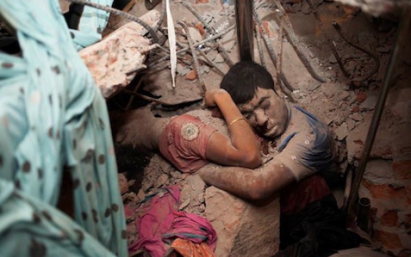 De ultieme foto die de criminele waanzin van het misdadige drama van Rana Plaza verbeeldt. Vier jaar later worden kledingwerkers nog steeds zwaar uitgebuit ten bate van westerse kledingmerken