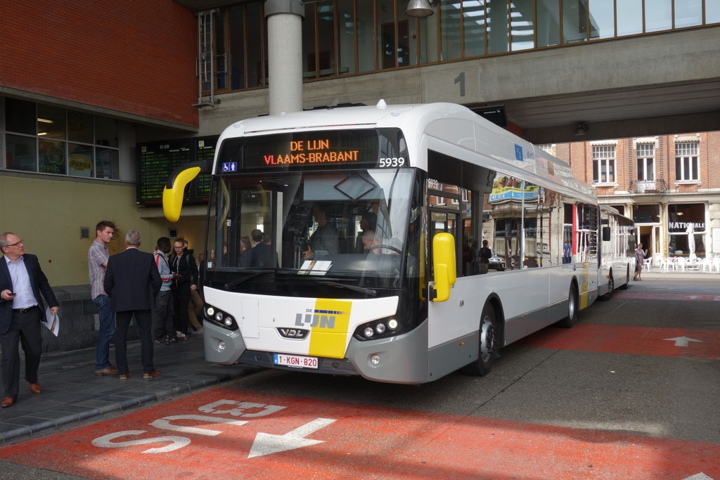 Met deze nieuwe hybride bussen (hier aan het station van Leuven) spaart De Lijn reeds heel wat diesel uit. De Lijn koopt niet uitsluitend dergelijke nieuwe bussen (of volledig elektrische bussen) als gevolg van de door de Vlaamse regering opgelegde besparingen
