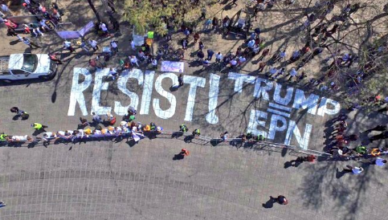 Banner tijdens protesten in Mexico City, Resist! Trump = EPN