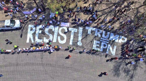 Banner tijdens protesten in Mexico City, Resist! Trump = EPN