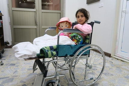 Teiba herstelt van de zware verwondingen die ze opliep terwijl ze met haar familie de stad uitvluchtte. Haar vader en zus kwamen daarbij om het leven