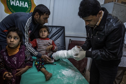 Manor Fouad Jasem wordt verzorgd voor schotwonden aan haar been in de al-Zahra’ Medical Clinic