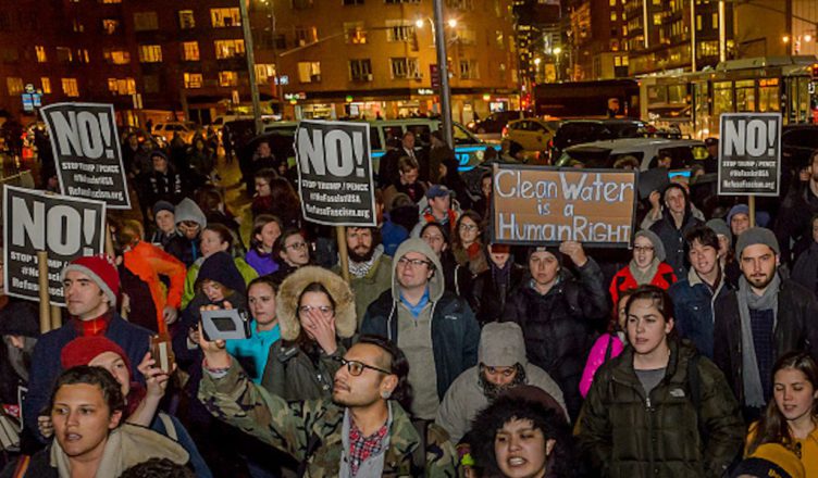 Protesten aan de Tump Tower in Washington