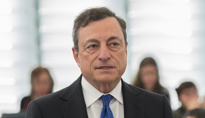 Voor hij in 2011 voorzitter werd van de ECB was Mario Draghi voorzitter van de Nationale Bank van Italië en daarvoor werkte hij voor Goldman Sachs, de investeringsbank die mee verantwoordelijk wordt geacht voor de economische crisis vanaf 2008